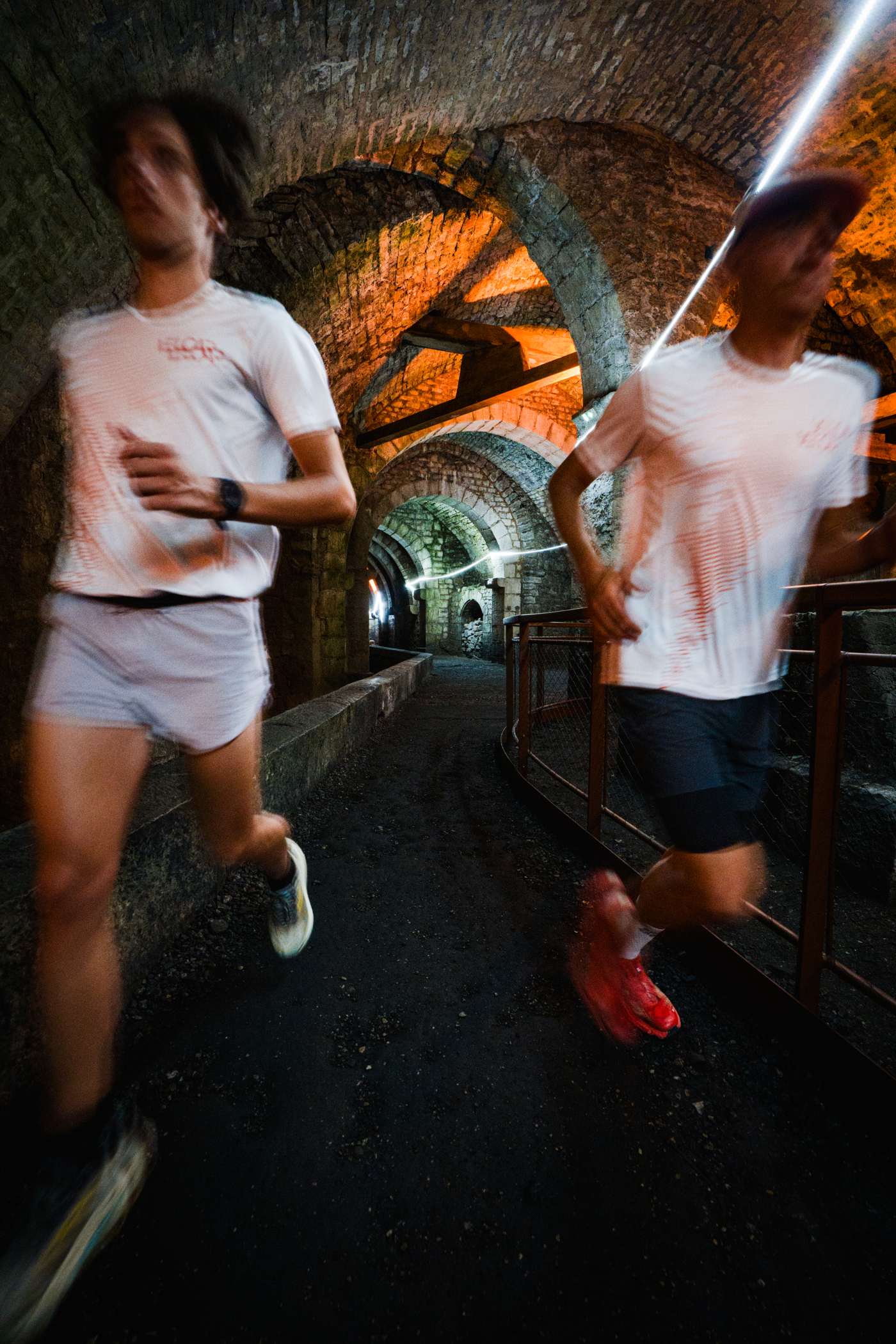 Deux coureurs sous les voûtes des souterrains de la Grande Saline