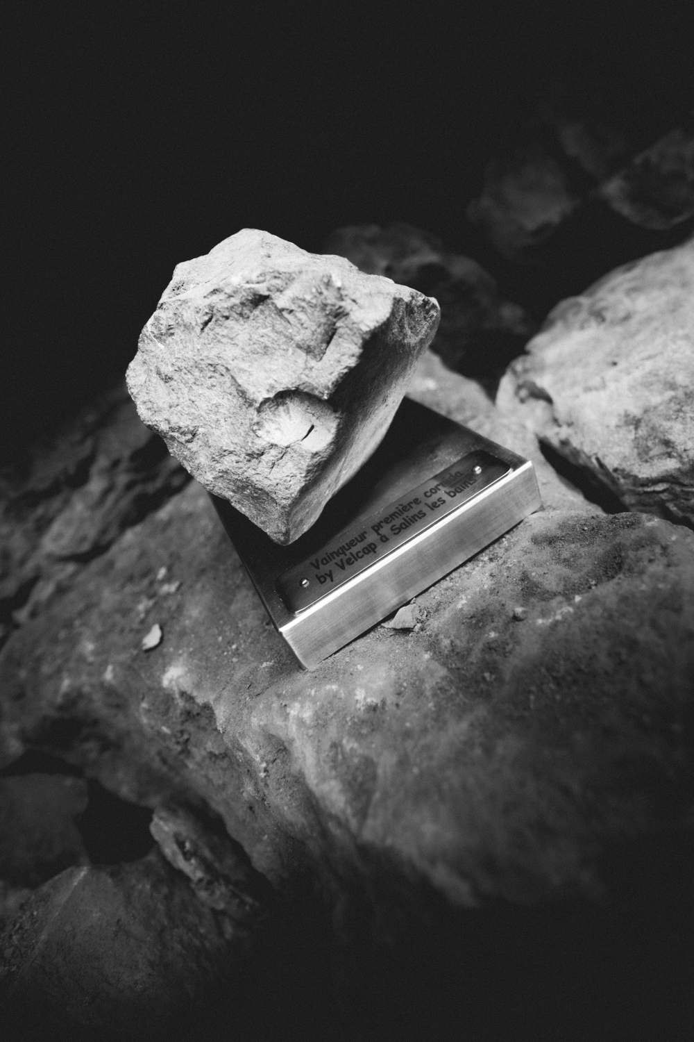 Le Pavé de Salins, trophée en pierre sur socle métallique gravé